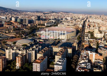 BARCELONE, ESPAGNE - 26 JANVIER 2022 : vue aérienne du stade de football Camp Nou et de la ville de Barcelone Banque D'Images