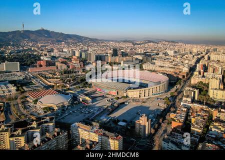 BARCELONE, ESPAGNE - 26 JANVIER 2022 : vue aérienne du stade de football Camp Nou FC Barcelone et de la ville Banque D'Images