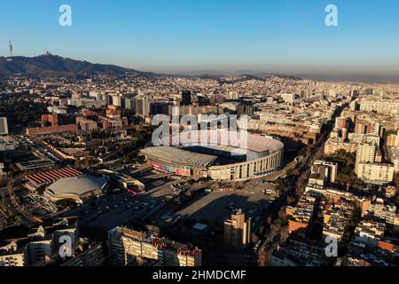 BARCELONE, ESPAGNE - 26 JANVIER 2022 : vue aérienne du stade de football Camp Nou et de la ville de Barcelone Banque D'Images