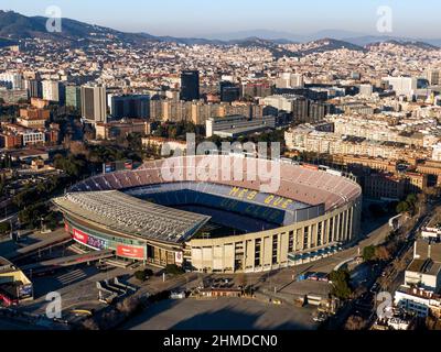 BARCELONE, ESPAGNE - 26 JANVIER 2022 : vue aérienne du stade de football Camp Nou FC Barcelone et de la ville Banque D'Images