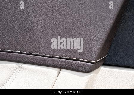Intérieur en cuir beige de la voiture moderne de luxe. Détails modernes de l'intérieur de la voiture Banque D'Images