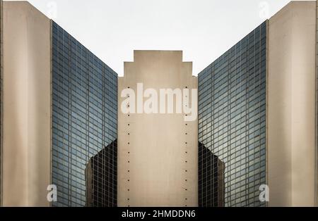 Bangkok, Thaïlande - 06 février 2022 : géométrique angulaire sur un bâtiment moderne à structure répétée et réfléchie. Mise au point sélective. Banque D'Images