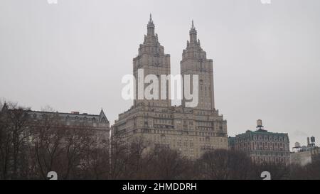 Le San Remo de Central Park en hiver avec une couverture nuageuse fermée Banque D'Images