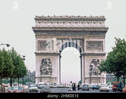 Trffic à l'Arc de Triomphe à Paris. Piétons traversant une route fréquentée. Image d'archivage numérisée à partir d'un transparent ; 1972 Banque D'Images