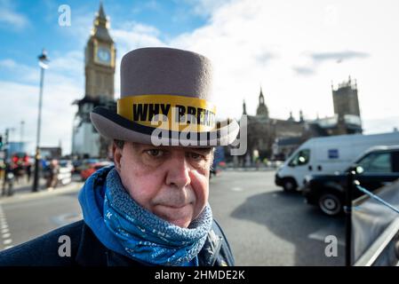 Londres, Royaume-Uni. 9 février 2022. Steve Bray, un manifestant anti-conservateur et anti-Brexit, se manifestant sur la place du Parlement. Le Comité des comptes publics (CCP) a rapporté que « le seul impact détectable (du Brexit) jusqu'à présent est l'augmentation des coûts, de la paperasserie et des retards aux frontières ». Credit: Stephen Chung / Alamy Live News Banque D'Images