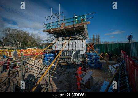 Construction d'une fondation pour un quai en béton au HS2/Align Compound de Rickmansworth, Hertfordshire, où des segments sont construits pour le plus long pont ferroviaire du Royaume-Uni sur le viaduc de Colne Valley HS2, à la périphérie nord-ouest de Londres. Date de la photo: Mercredi 9 février 2022. Banque D'Images