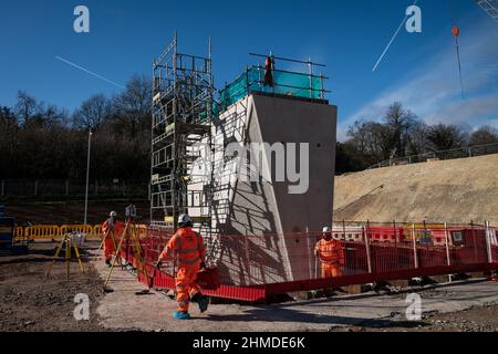 Un quai en béton au HS2/Align Compound de Rickmansworth, Hertfordshire, où des segments sont construits pour le plus long pont ferroviaire du Royaume-Uni sur le viaduc de Colne Valley en HS2, à la périphérie nord-ouest de Londres. Date de la photo: Mercredi 9 février 2022. Banque D'Images