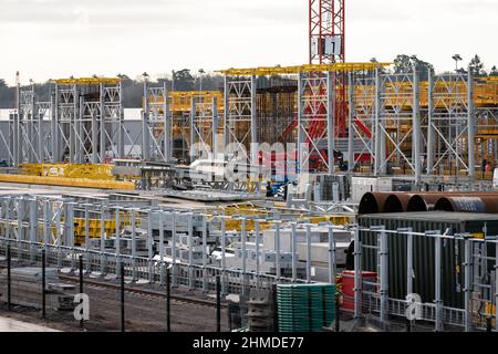 Équipement de construction au HS2/Align Compound de Rickmansworth, Hertfordshire, où des segments sont construits pour le plus long pont ferroviaire du Royaume-Uni sur le viaduc de Colne Valley en HS2, à la périphérie nord-ouest de Londres. Date de la photo: Mercredi 9 février 2022. Banque D'Images