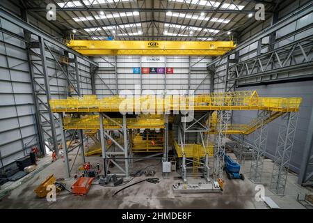 Cadre pour un moule réglable afin de créer un segment de béton au HS2/Align Compound de Rickmansworth, Hertfordshire, où des segments sont construits pour le plus long pont ferroviaire du Royaume-Uni sur le viaduc de Colne Valley HS2, à la périphérie nord-ouest de Londres. Date de la photo: Mercredi 9 février 2022. Banque D'Images