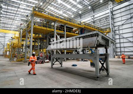 Forme intérieure d'une cellule de coulage à côté d'un moule réglable pour créer un segment de béton au HS2/Align Compound de Rickmansworth, Hertfordshire, où des segments sont construits pour le plus long pont ferroviaire du Royaume-Uni sur le viaduc de Colne Valley HS2, à la périphérie nord-ouest de Londres. Date de la photo: Mercredi 9 février 2022. Banque D'Images