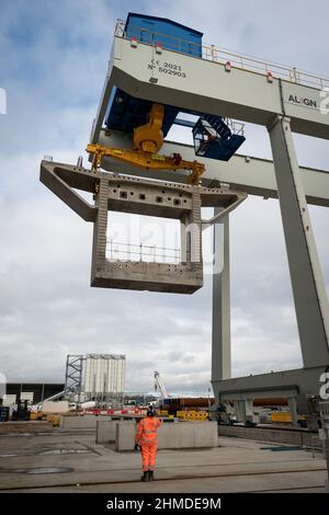 Un segment de béton est transporté par une grue au HS2/Align Compound de Rickmansworth, Hertfordshire, où des segments sont construits pour le plus long pont ferroviaire du Royaume-Uni sur le viaduc de Colne Valley HS2, à la périphérie nord-ouest de Londres. Date de la photo: Mercredi 9 février 2022. Banque D'Images