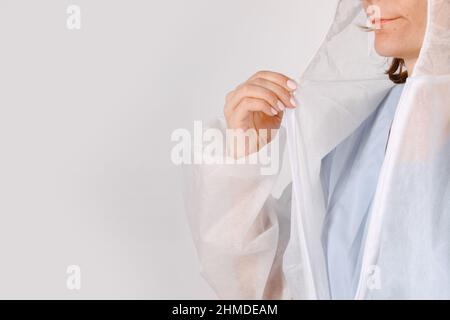 Femme médecin portant un équipement de protection personnelle à l'hôpital. Uniforme de service médical. Masque de protection, écran facial et robe de chirurgien. Corona Banque D'Images
