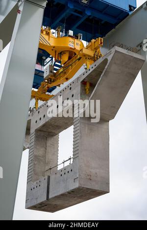 Un segment de béton est transporté par une grue au HS2/Align Compound de Rickmansworth, Hertfordshire, où des segments sont construits pour le plus long pont ferroviaire du Royaume-Uni sur le viaduc de Colne Valley HS2, à la périphérie nord-ouest de Londres. Date de la photo: Mercredi 9 février 2022. Banque D'Images