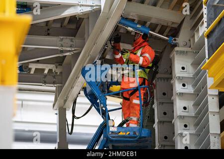 Les ouvriers d'usine du HS2/Align Compound à Rickmansworth, Hertfordshire, où des segments sont construits pour le plus long pont ferroviaire du Royaume-Uni sur le viaduc de Colne Valley en HS2, dans la banlieue nord-ouest de Londres. Date de la photo: Mercredi 9 février 2022. Banque D'Images