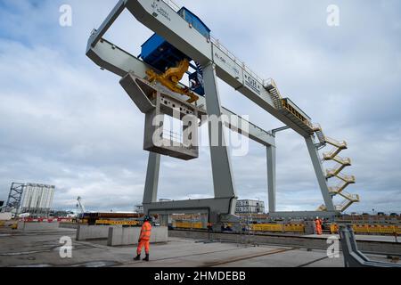 Un segment de béton est transporté par une grue au HS2/Align Compound de Rickmansworth, Hertfordshire, où des segments sont construits pour le plus long pont ferroviaire du Royaume-Uni sur le viaduc de Colne Valley HS2, à la périphérie nord-ouest de Londres. Date de la photo: Mercredi 9 février 2022. Banque D'Images