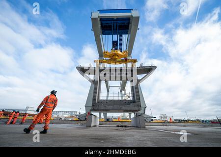 Un segment de béton est transporté par une grue au HS2/Align Compound de Rickmansworth, Hertfordshire, où des segments sont construits pour le plus long pont ferroviaire du Royaume-Uni sur le viaduc de Colne Valley HS2, à la périphérie nord-ouest de Londres. Date de la photo: Mercredi 9 février 2022. Banque D'Images