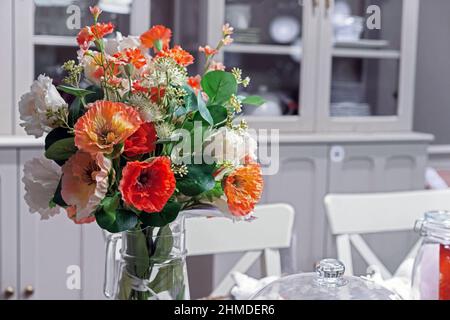 Décoration florale avec coquelicots blancs et orange dans un intérieur de cuisine moderne. Banque D'Images