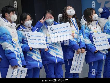 Yanqing, Chine. 09th févr. 2022. Jeux olympiques, luge, doubles au National Sliding Centre. Les bénévoles tiennent des affiches et appellent à l'aide pour les athlètes. Credit: Michael Kappeller/dpa/Alay Live News Banque D'Images