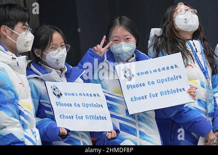 Yanqing, Chine. 09th févr. 2022. Jeux olympiques, luge, doubles au National Sliding Centre. Les bénévoles tiennent des affiches et appellent à l'aide pour les athlètes. Credit: Michael Kappeller/dpa/Alay Live News Banque D'Images