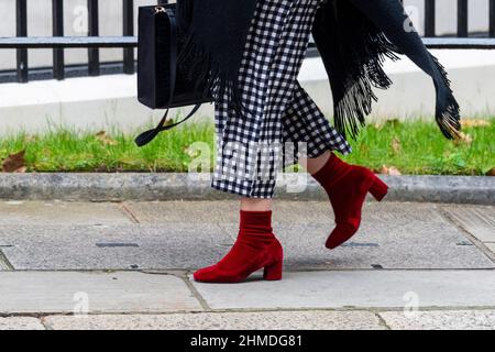 Londres, Royaume-Uni. 9 février 2022. Un visiteur non identifié arrive à Downing Street, apportant un sens de la mode avec des chaussures rouges accrocheuses et des pantalons à carreaux noir et blanc. Credit: Stephen Chung / Alamy Live News Banque D'Images