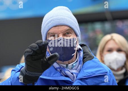 Yanqing, Chine. 09th févr. 2022. Jeux olympiques, luge, doubles au National Sliding Centre. Le président du CIO, Thomas Bach, visite le lieu du concours. Credit: Michael Kappeller/dpa/Alay Live News Banque D'Images