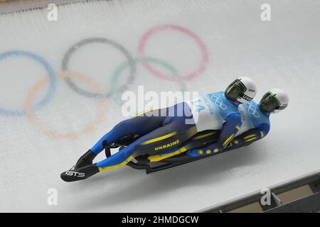 Pékin, Chine. 09th févr. 2022. Luge : Jeux Olympiques, doubles, hommes, 2nd tours, Yanqing National Sliding Centre. Ihor Stakhiv et Andrii Lysetskyi, de l'Ukraine, en action. Credit: Michael Kappeller/dpa/Alay Live News Banque D'Images