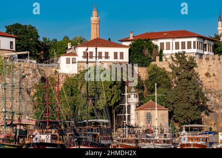 Antalya, Turquie - 15 novembre 2021 : vue sur Kaleici et le port historique Banque D'Images