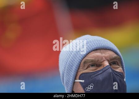 Yanqing, Chine. 09th févr. 2022. Jeux olympiques, luge, doubles au National Sliding Centre. Le président du CIO, Thomas Bach, visite le lieu du concours. Credit: Michael Kappeller/dpa/Alay Live News Banque D'Images
