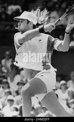Andre Agassi en compétition sur le court central au tournoi de tennis de Wimbledon Grand Chelem en 1993 Banque D'Images