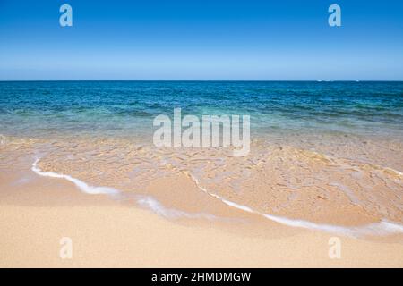 Plage des Caraïbes avec des vagues Banque D'Images