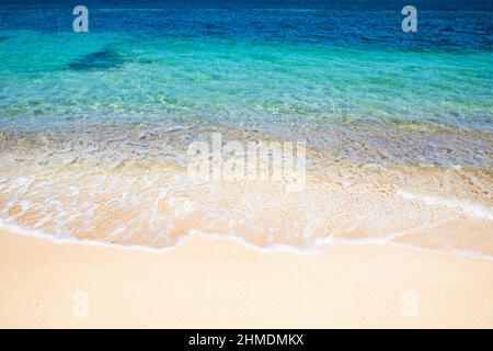 Plage des Caraïbes avec des vagues Banque D'Images