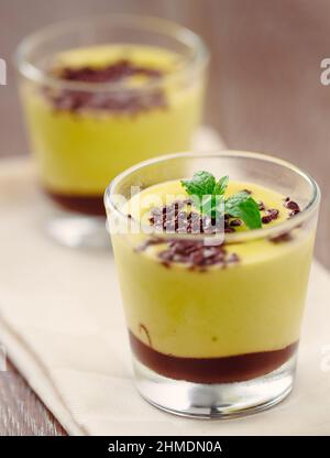 Mousse de pistache en petit verre. Photo de haute qualité Banque D'Images