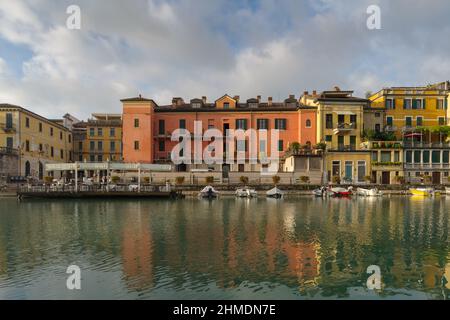 Front de mer de Peschiera del Garda est ville et commune dans la province de Vérone, région de Vénétie, Italie Banque D'Images