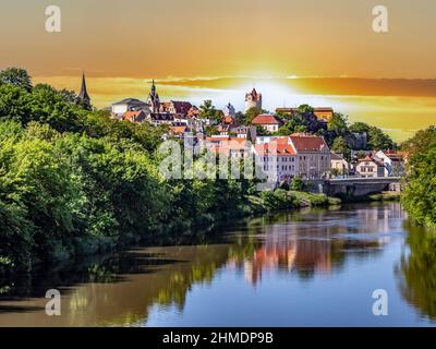 Vue panoramique sur la ville de Bernburg en Saxe-Anhalt au coucher du soleil Banque D'Images