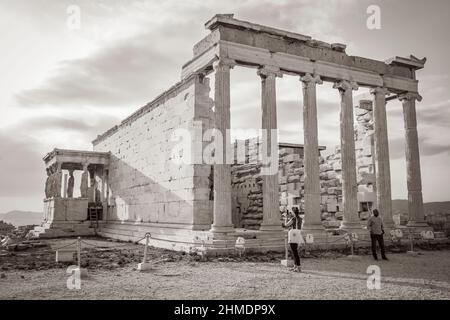 Athènes Grèce 04. Octobre 2018 photo en noir et blanc du temple d'Eretteo à l'Acropole d'Athènes avec de magnifiques ruines Parthénon et blu Banque D'Images