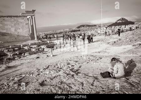 Athènes Grèce 04. Octobre 2018 photo en noir et blanc du temple d'Eretteo à l'Acropole d'Athènes avec de magnifiques ruines Parthénon et blu Banque D'Images