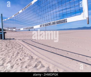 Un filet de volley-ball est installé sur la plage de Marina Del Rey, CA. Banque D'Images