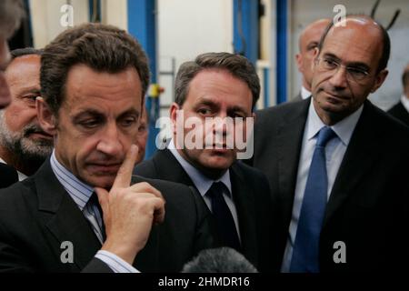 Eric Woerth, ancien ministre de Nicolas Sarkozy et président de la Commission des finances de l'Assemblée nationale, a annoncé mercredi 9 février 2022 au parisien son soutien à Emmanuel Macron pour l'élection présidentielle de 2022. Il ne se tient pas derrière le candidat proposé par son parti, Valérie Pécresse. Le président des Républicains lui a demandé de quitter le parti - DOSSIER - le président français Nicolas Sarkozy, accompagné du ministre du travail Xavier Bertrand et du ministre du budget ric Woerth, visite l'entreprise Poclain Hydraulics à Verberie, près de Compiegne, dans le nord de la France, le 26 mai 200 Banque D'Images