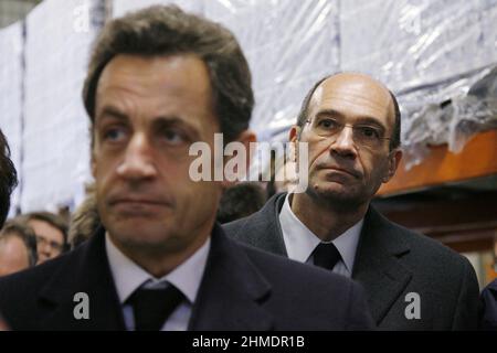 Eric Woerth, ancien ministre de Nicolas Sarkozy et président de la Commission des finances de l'Assemblée nationale, a annoncé mercredi 9 février 2022 au parisien son soutien à Emmanuel Macron pour l'élection présidentielle de 2022. Il ne se tient pas derrière le candidat proposé par son parti, Valérie Pécresse. Le président des Républicains lui a demandé de quitter le parti - DOSSIER - visites du président français Nicolas Sarkozy flanquées par le ministre du Budget, des comptes publics et de la fonction publique Eric Woerth une « épicerie sociale », une épicerie où les personnes à faible revenu peuvent acheter de la nourriture, avant le DEL Banque D'Images