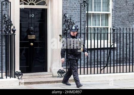 Londres, Royaume-Uni. 2nd févr. 2022. Un agent de sécurité sort de la rue Downing n° 10. Crédit : SOPA Images Limited/Alamy Live News Banque D'Images