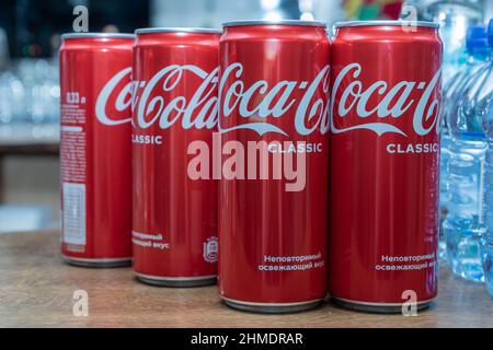 Moscou, Russie - 07 janvier 2022. Gros plan des canettes de boisson Coca Cola sur une table Banque D'Images