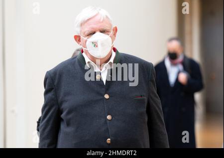 09 février 2022, Rhénanie-du-Nord-Westphalie, Düsseldorf: Karl-Josef Laumann (CDU), ministre de la Santé de la Rhénanie-du-Nord-Westphalie, marche à travers le Parlement de l'État pour la réunion de la Commission de la Santé. Laumann veut rendre compte de la situation de la Corona en Rhénanie-du-Nord-Westphalie. Photo: Federico Gambarini/dpa Banque D'Images