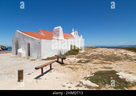 Baleal, Peniche - Église blanche avec toit en céramique orange près de la plage. Portugal Banque D'Images