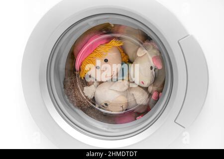 Jouets pour enfants dans le lave-linge. Banque D'Images