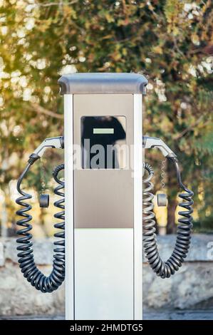 Illustration verticale d'un chargeur de voiture électrique à deux prises. Image avec une faible profondeur de champ Banque D'Images