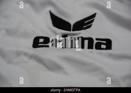 Rheinbach, Allemagne 19 octobre 2021, vue rapprochée du logo de la marque « Erima » sur le maillot de football de Cologne Banque D'Images