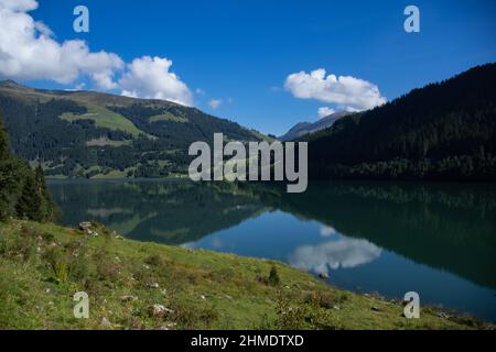 Magnifique réservoir de 'Durlaßboden' avec réflexion dans le lac Banque D'Images