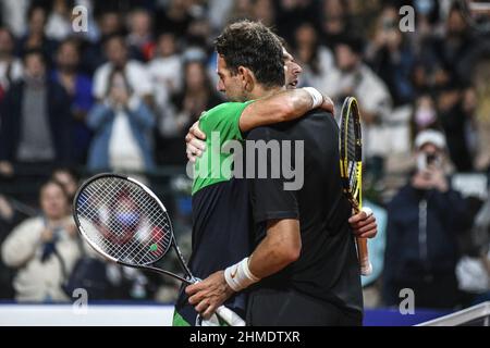 Juan Martin del Potro (Argentine) prend sa retraite du tennis, embrassant son rival Federico Delbonis après son dernier match. Argentine ouvert 2022 Banque D'Images