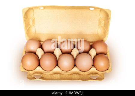 Œufs de poulet dans une boîte ouverte isolée sur fond blanc.Poule saine alimentation. Banque D'Images