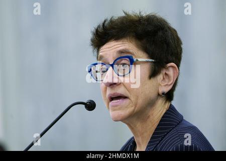 Gigi Sohn, qui est le candidat du président Joe Biden à siéger à la Federal Communications Commission (FCC), témoigne lors de son audition de candidature devant le Comité sénatorial du commerce, des sciences et des transports, le mercredi 9 février 2022 à Washington, DC. Photo de piscine par Susan Walsh/UPI Banque D'Images